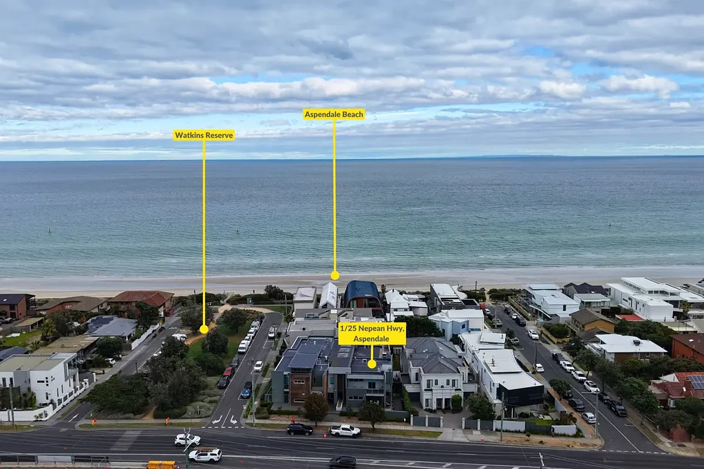 Aspendale 2房 海岸百米精装  私人通道宽敞  户外空间私密  Bosch厨电  主卧带柜  现代浴室雨淋  双排车位安全 Coastal Charm, Lifestyle Convenience
