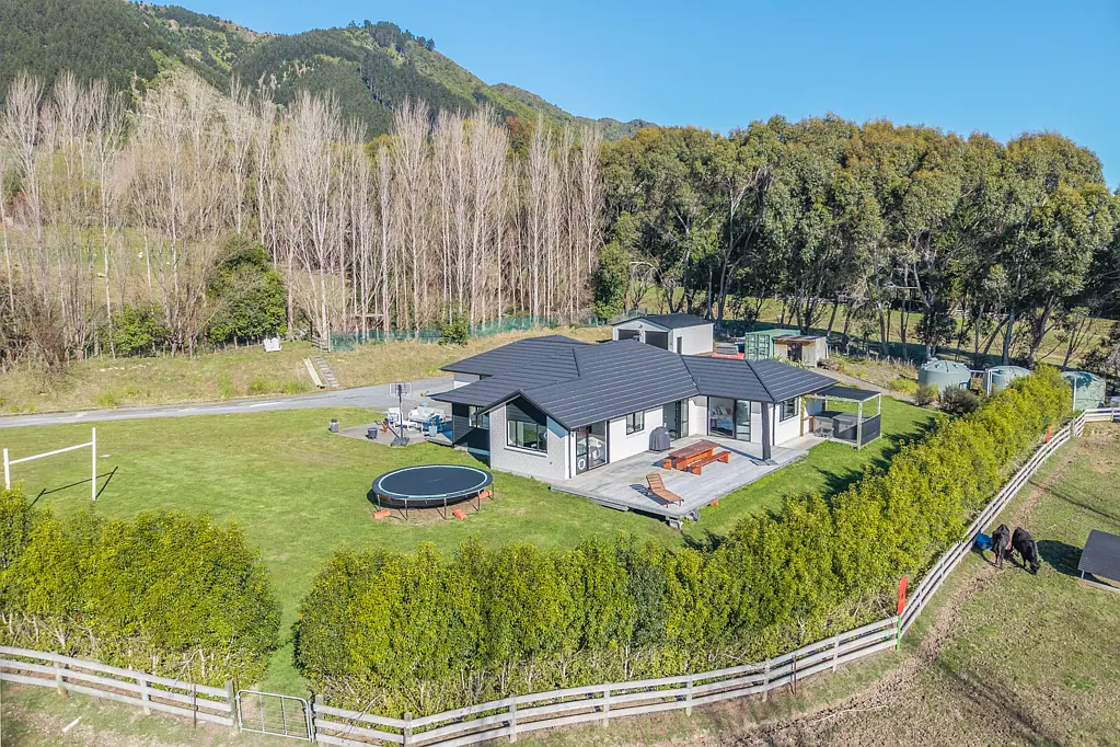 Peka Peka 4Habitaciones Modern Lifestyle | Country Setting, Town Close