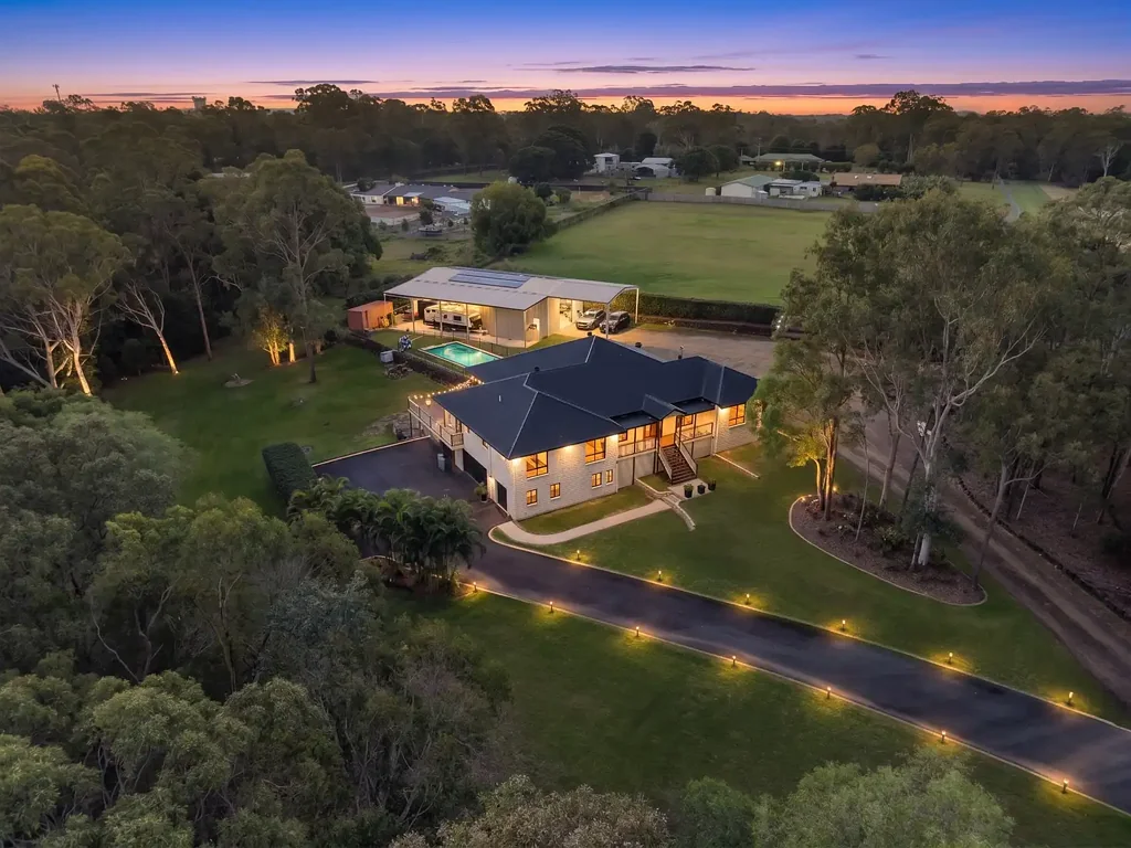 Park Ridge 6Moenga Private Family Acreage with Development Potential on 10,400m²