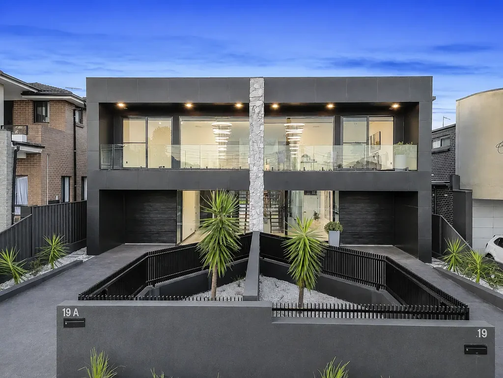 CONTEMPORARY 5 BEDROOM HOME IN PROMINENT LOCATION