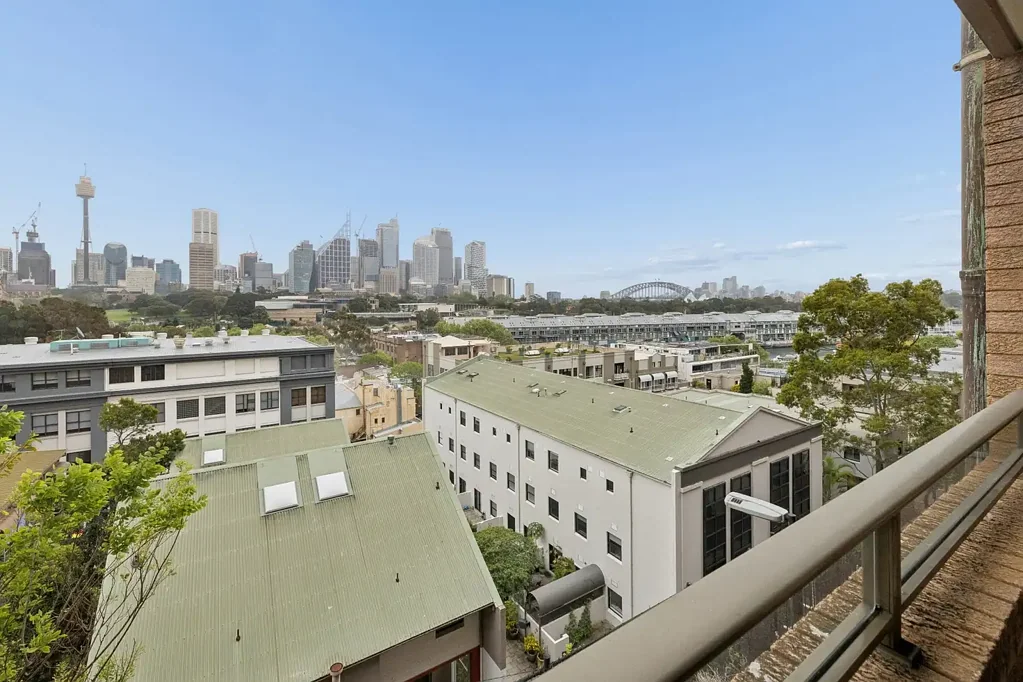 Potts Point 2Zimmer SPECTACULAR HARBOUR BRIDGE AND SYDNEY CITY SKYLINE VIEWS FROM LARGE ENTERTAINING BALCONY , LIVING ROOM & BEDROOMS - RENOVATION POTENTIAL!