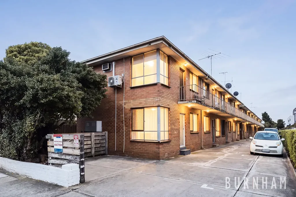 West Footscray 1Zimmer Original Top-Floor Apartment with Excellent Potential!