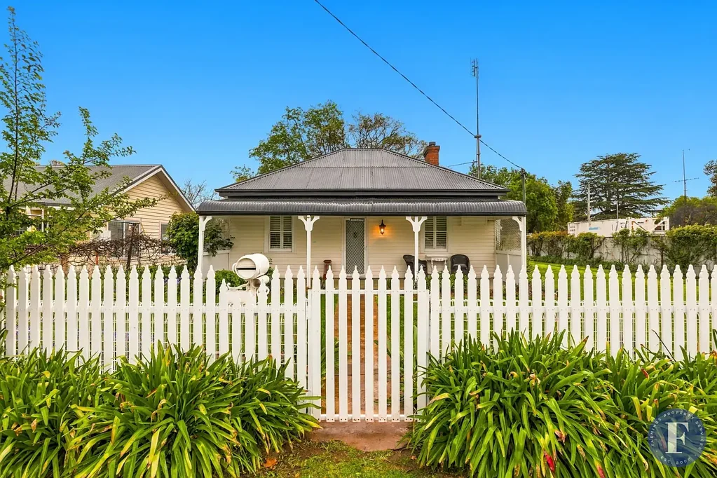 Boorowa 2Kwarto Elegantly Restored Cottage - Expansive Land with Opportunity
