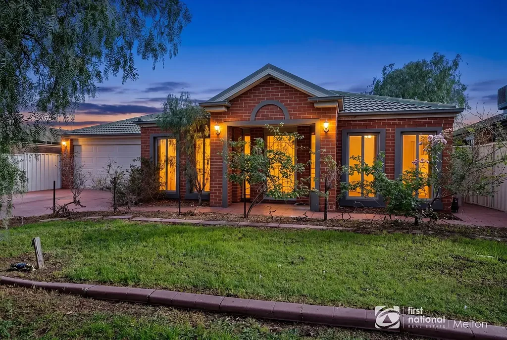 Taylors Hill 4Phòng ngủ AUCTION SAT 11th JULY 2026 at 1.00pm - Space, Flexibility and Outstanding Potential!