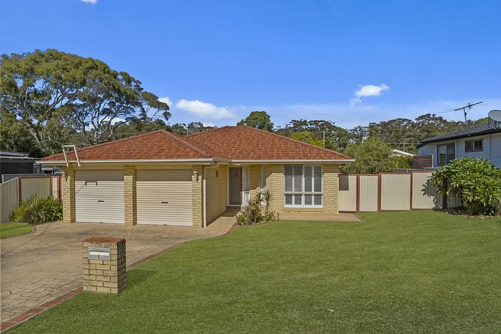 Noraville 4 Bedroom Walk to the beach - Side Access for the Caravan