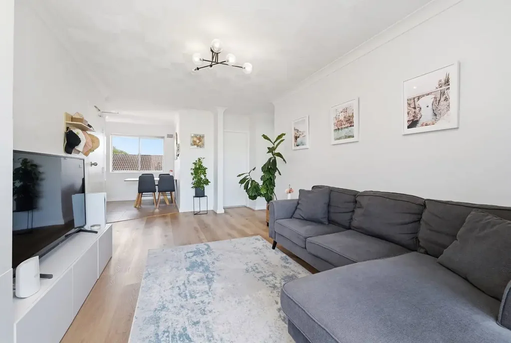Top Floor Fully renovated 2 Bed Unit with Lock up Garage