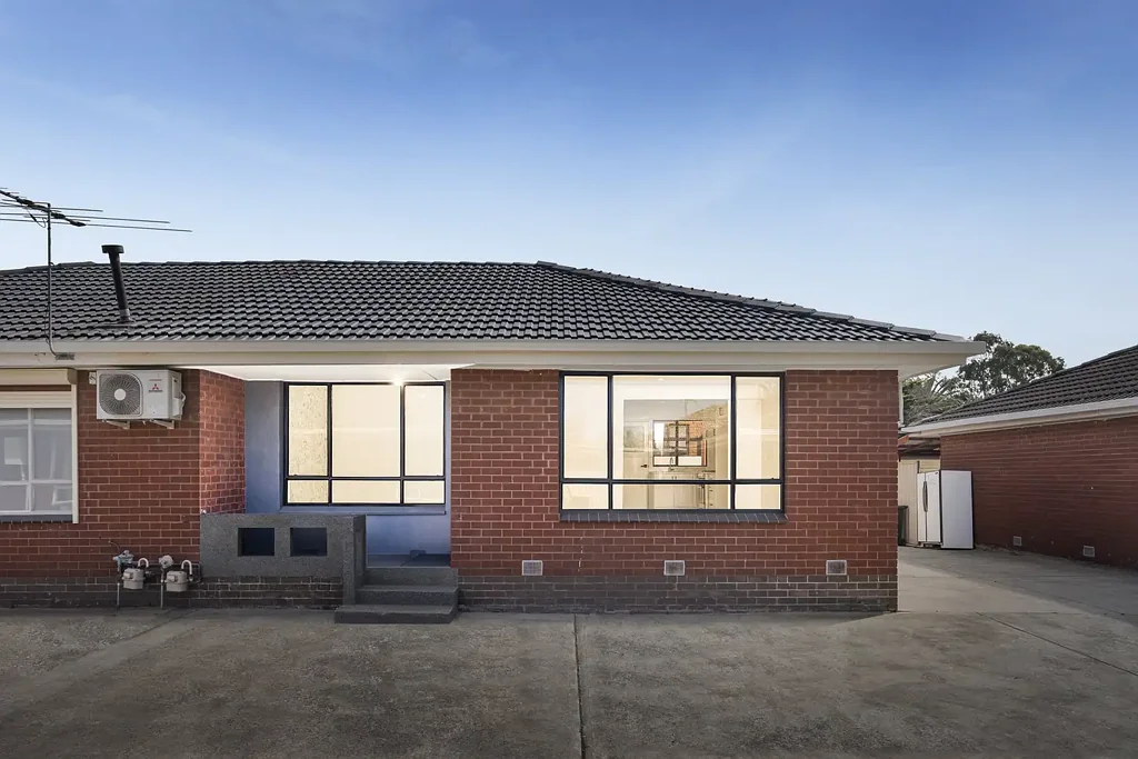 Sunshine West 2Zimmer Stylish, Renovated & Low-Maintenance Living