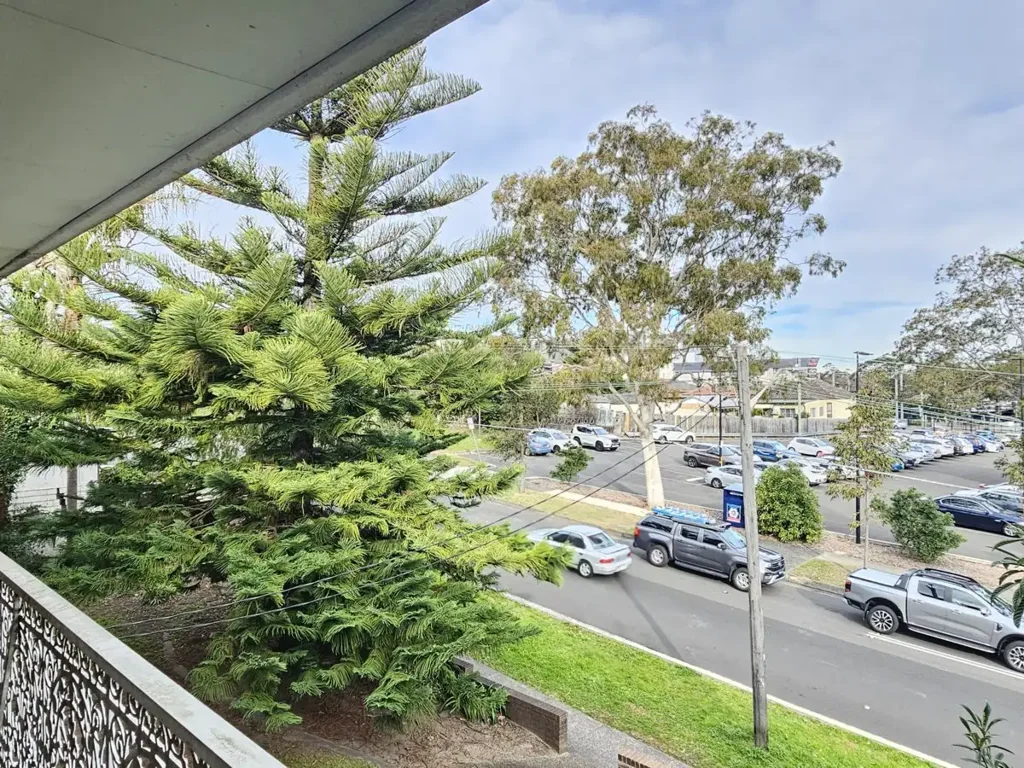 Location Location: Large, Bright, Airy, Private Home in Leafy Setting
