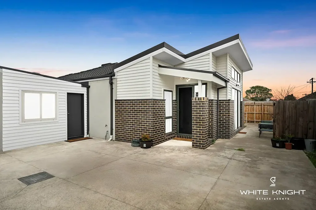 St Albans 4Moenga Stylish Family Living with Soaring Ceilings & Dual Income Potential!