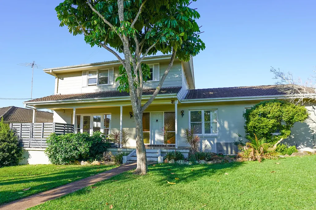 CHARMING SPACIOUS FAMILY HOME!