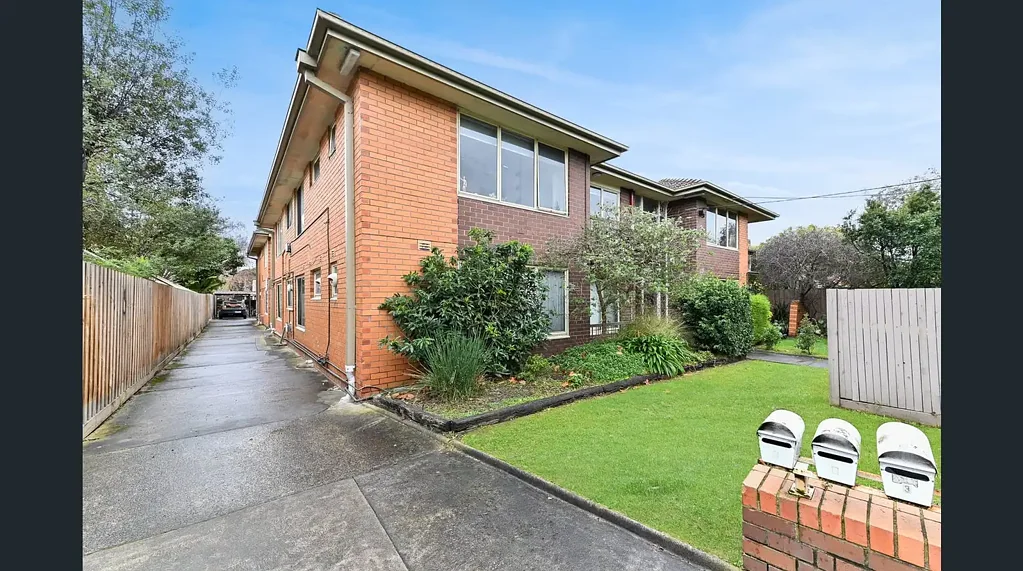 *UNDER APPLICATION, INSPECTION CANCELLED* Living in Carnegie, Embrace Unparalleled Convenience *unfurnished