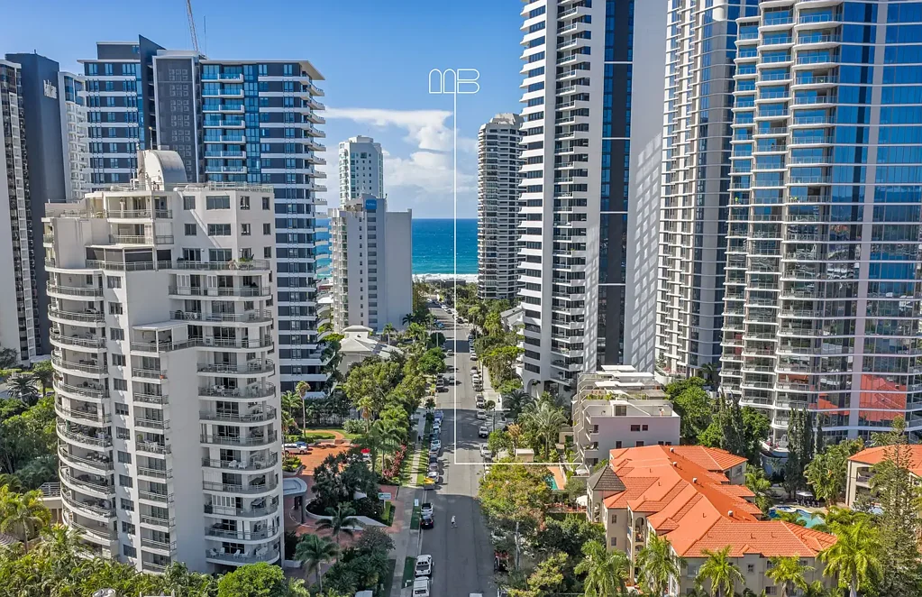Main Beach 2房  Two Level Renovated North Facing Terrace Apartment