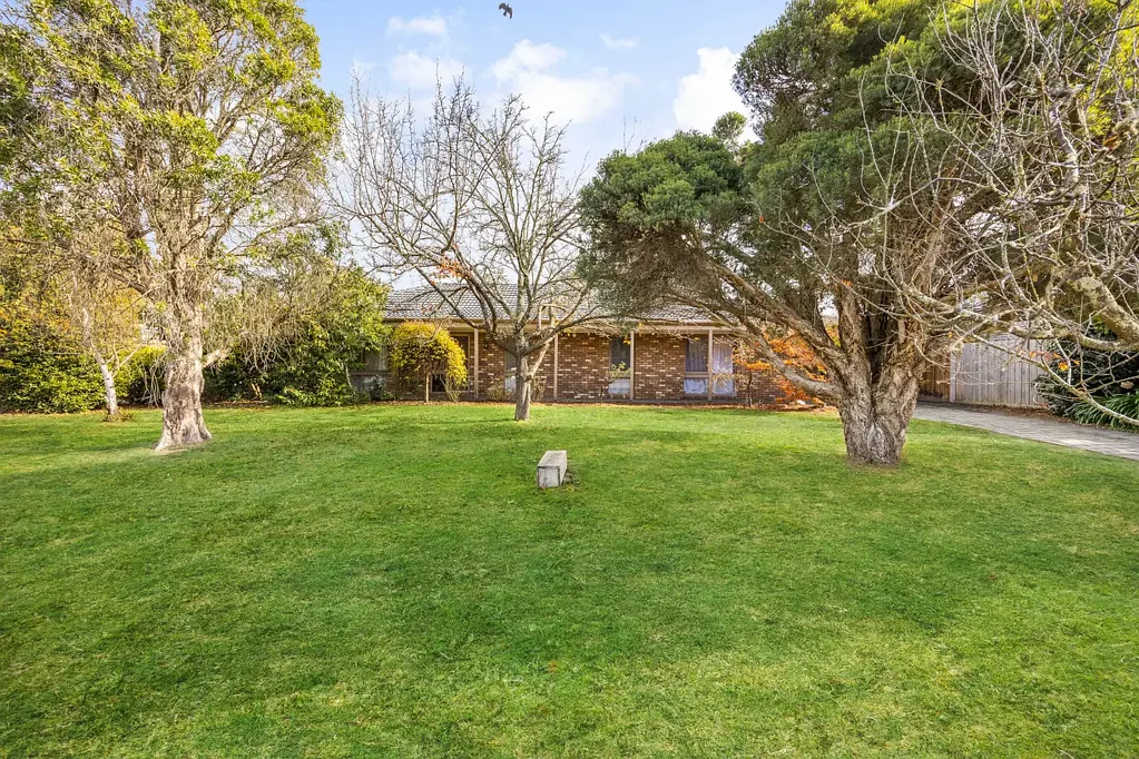 8 Sansom Street, Gisborne, VIC 3437