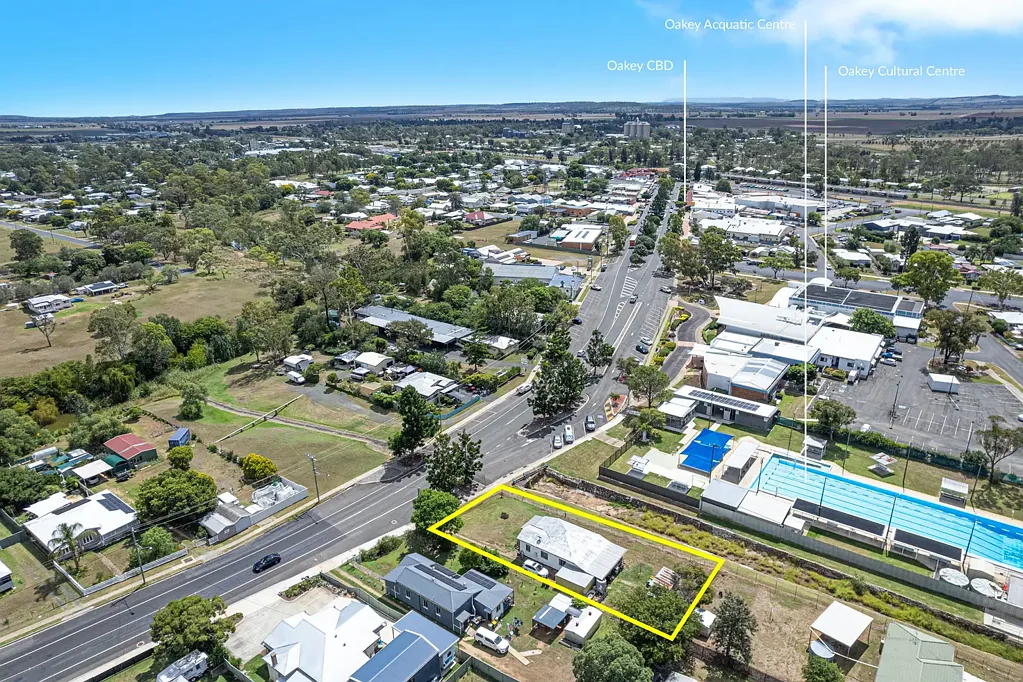 Oakey 3 Bedroom Walk to Town + Long-Term Tenant + Huge Deck on 943m²
