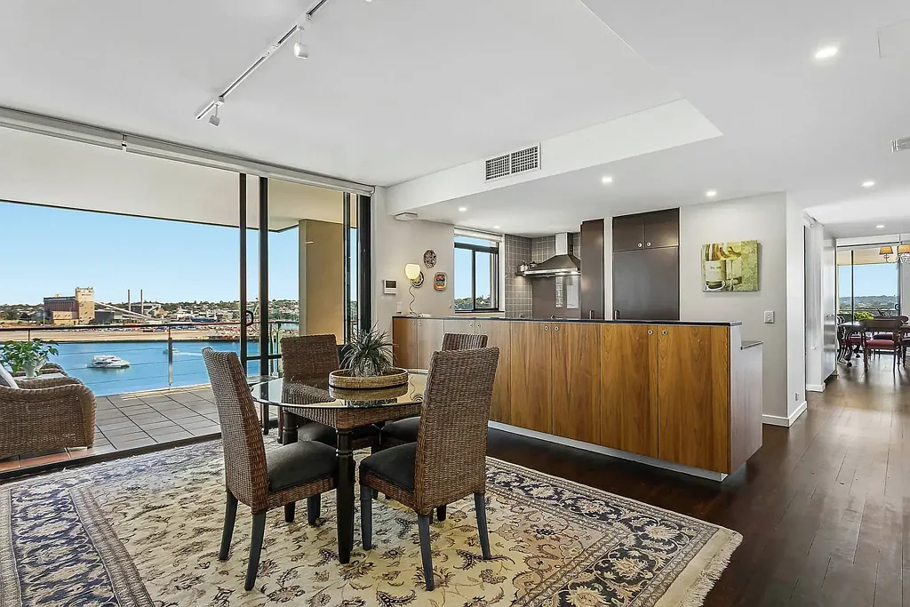 Pyrmont 3房 七楼宽敞公寓 235㎡西北朝向 海港景观 充足采光 三卧两卫 两车位 储物空间 水岸区公园环绕 Oversized ‘Quay Point’ sub-penthouse with elevated outlook