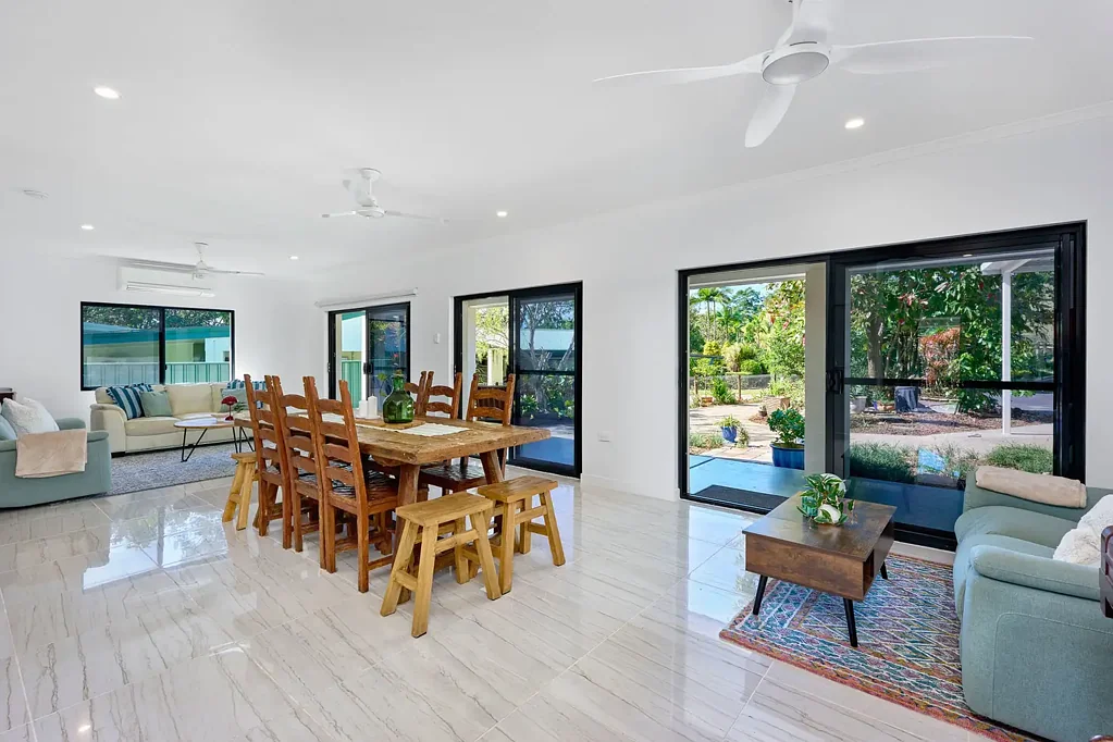 Mooroobool 4房  Huge 1,038m² Parkside Family Home with Pool & Mountain Views