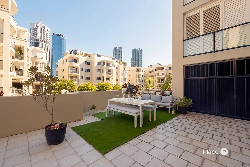 Kangaroo Point 2房 Kangaroo Point 拥有最大庭院之一的翻新河畔公寓 Renovated Riverside Apartment with One of Kangaroo Point's Largest Courtyards
