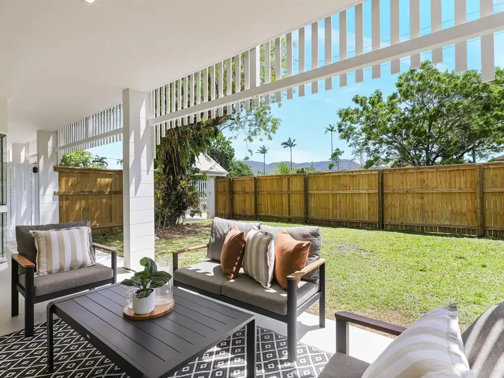 Manunda 2침실 Expansive Ground Floor Apartment with Huge 126m² Private Courtyard