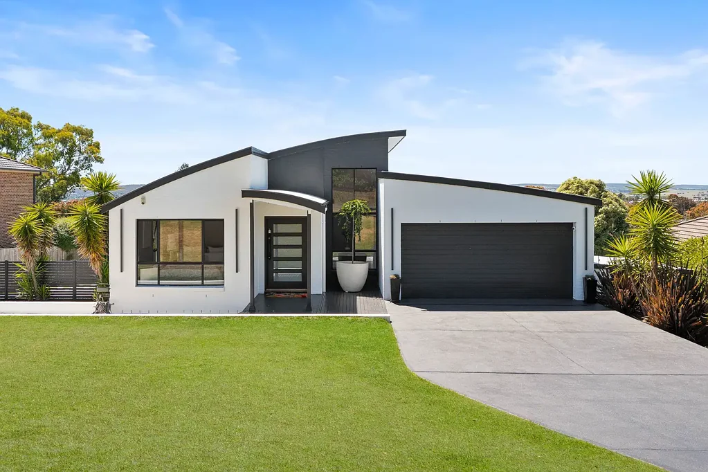Goulburn 5Kwarto Elevated Living with Breathtaking Views & Space to Thrive