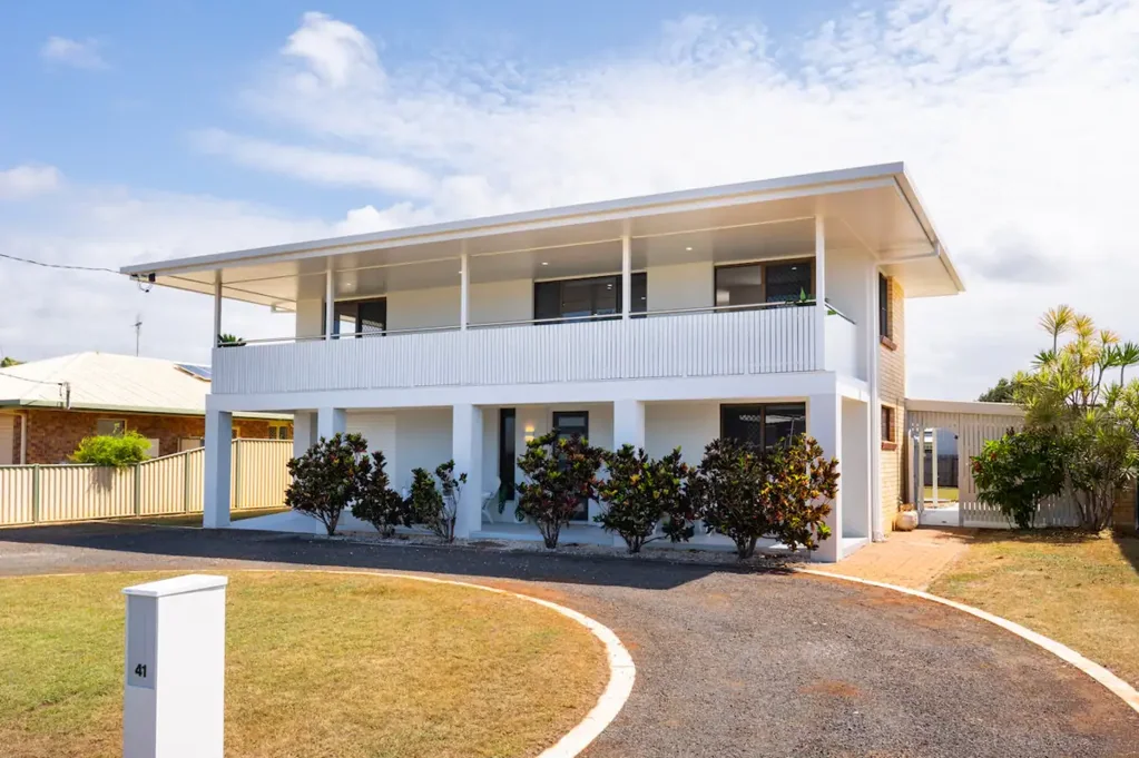 Burnett Heads 4ਬੈੱਡਰੂਮ Coastal Living with Ocean Views, Just 350m from Oaks Beach