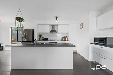 Kusina - 9 RYDER CL, MADDINGLEY VIC 3340