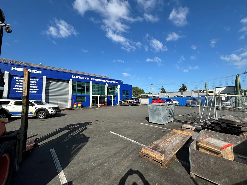 Waiwhetu Cheap warehouse with yard