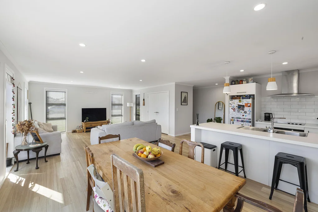 Carterton 3 Bedroom Sunny Modern Home on Large Section
