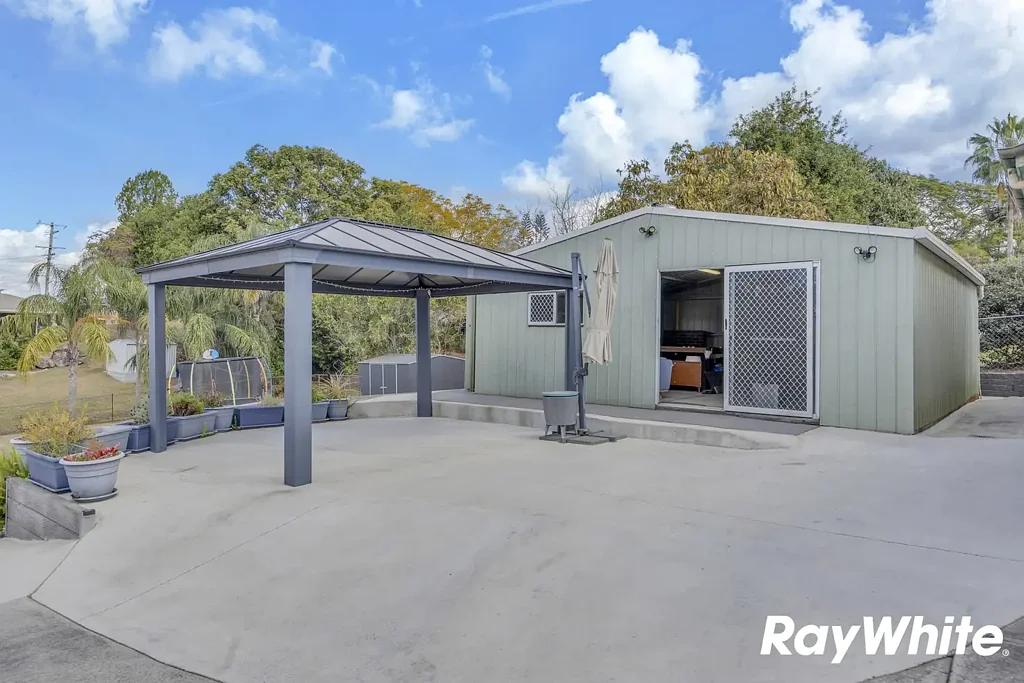 Silkstone 3 Bedroom Ultimate Versatility Meets Solid Construction: Powered Shed, Huge Yard & Future Growth