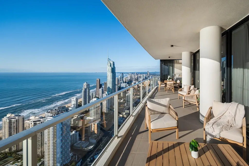 Surfers Paradise 3 Slaapkamer Renovated Level 62 Sub Penthouse with Spectacular Ocean, City & Hinterland Views
