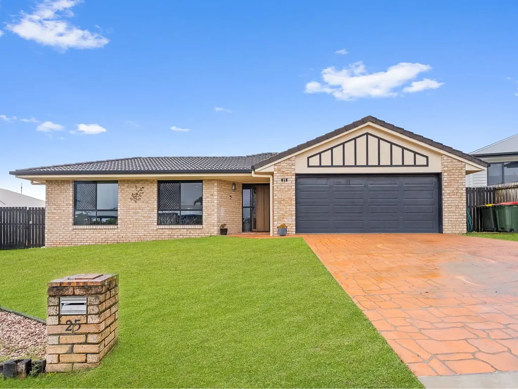 Scarness 4 Bedroom Contemporary Reinvention in the heart of Hervey Bay (Scarness)