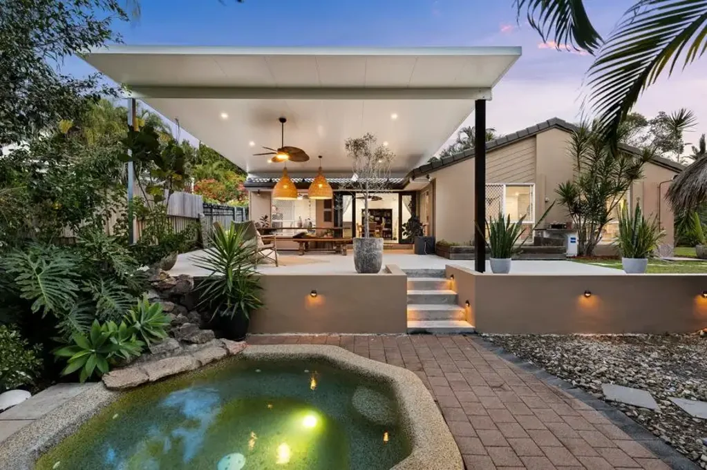 Robina 3Kwarto WALK TO ROBINA TOWN CENTRE - ULTIMATE ENTERTAINER ON 743M2 BLOCK - NORTH FACING