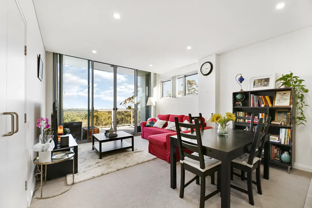 Bright Modern Apartment in Prime Gordon Location