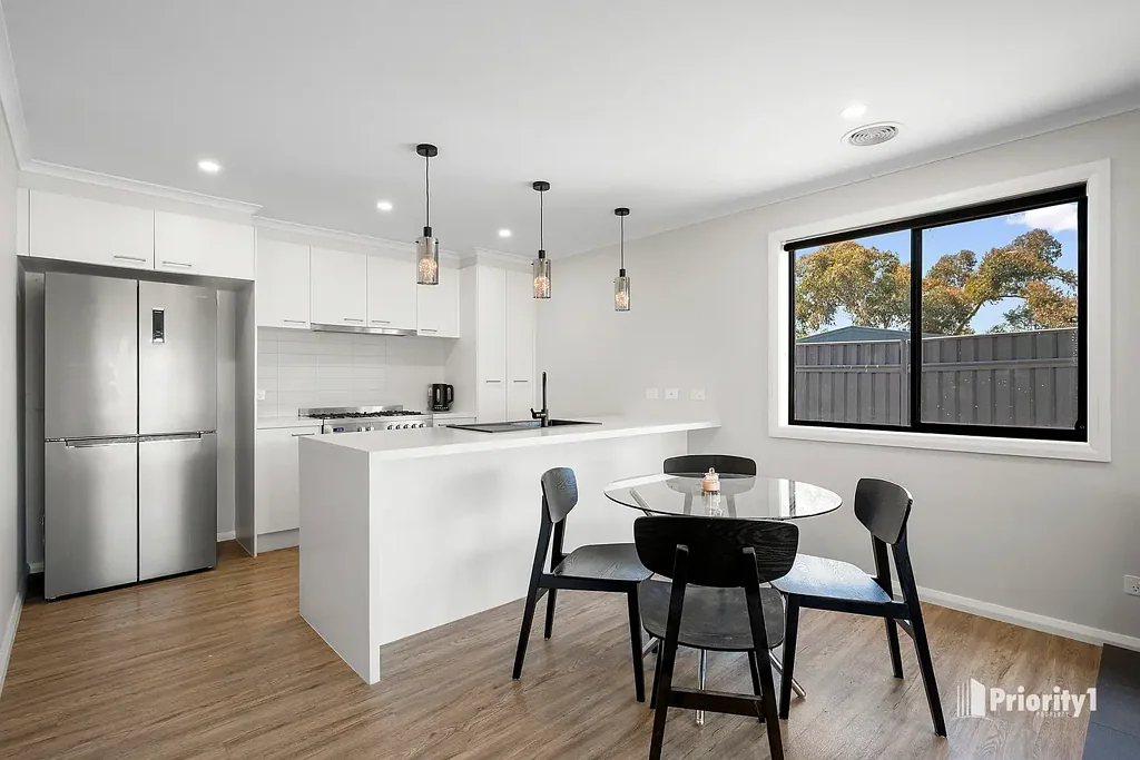 Epsom 3 Slaapkamer MODERN COMFORT MEETS POOLSIDE ENTERTAINING