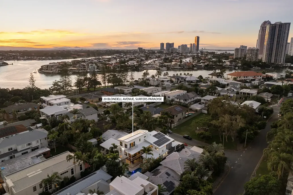 Surfers Paradise 6房  Exclusive Budds Beach Retreat Offering Dual Living Over Three Levels