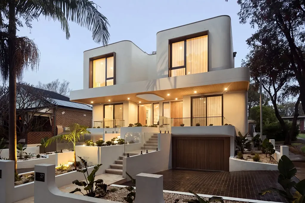 Burwood 5Kwarto Brand-new luxurious tri-level residence with resort style modernism in an exclusive setting