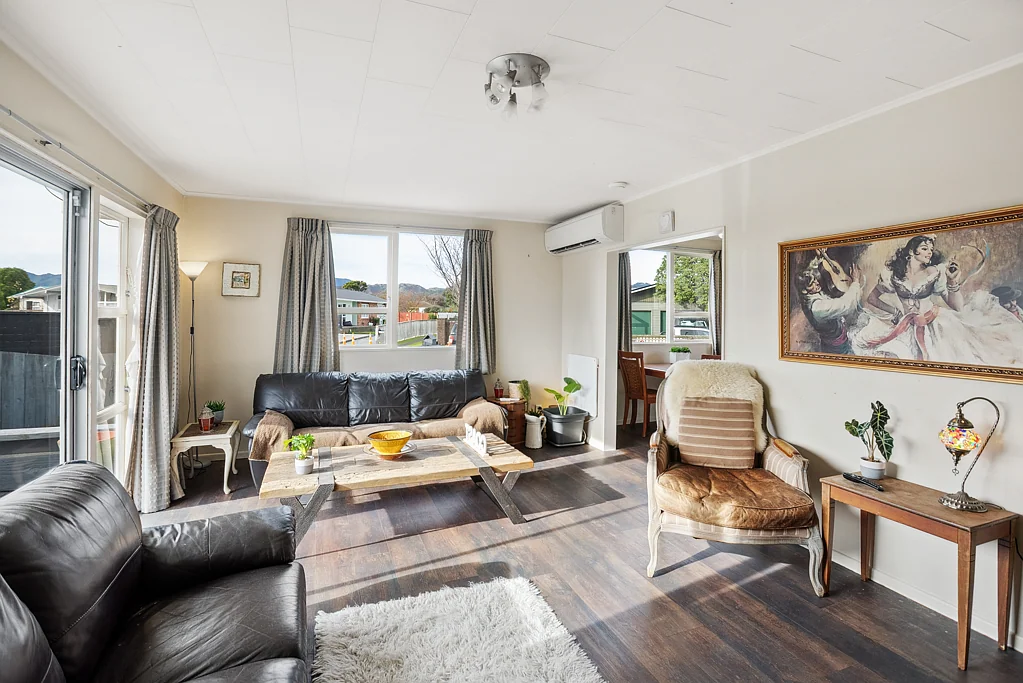 Paraparaumu Beach 4 Bedroom Big Home. Big Potential. Must Sell!