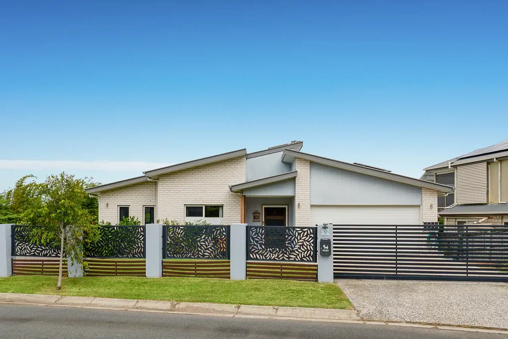 Underwood 5房  高雅格调，尽览全景，宽敞生活！ Elevated Elegance with Panoramic Views & Expansive Living!