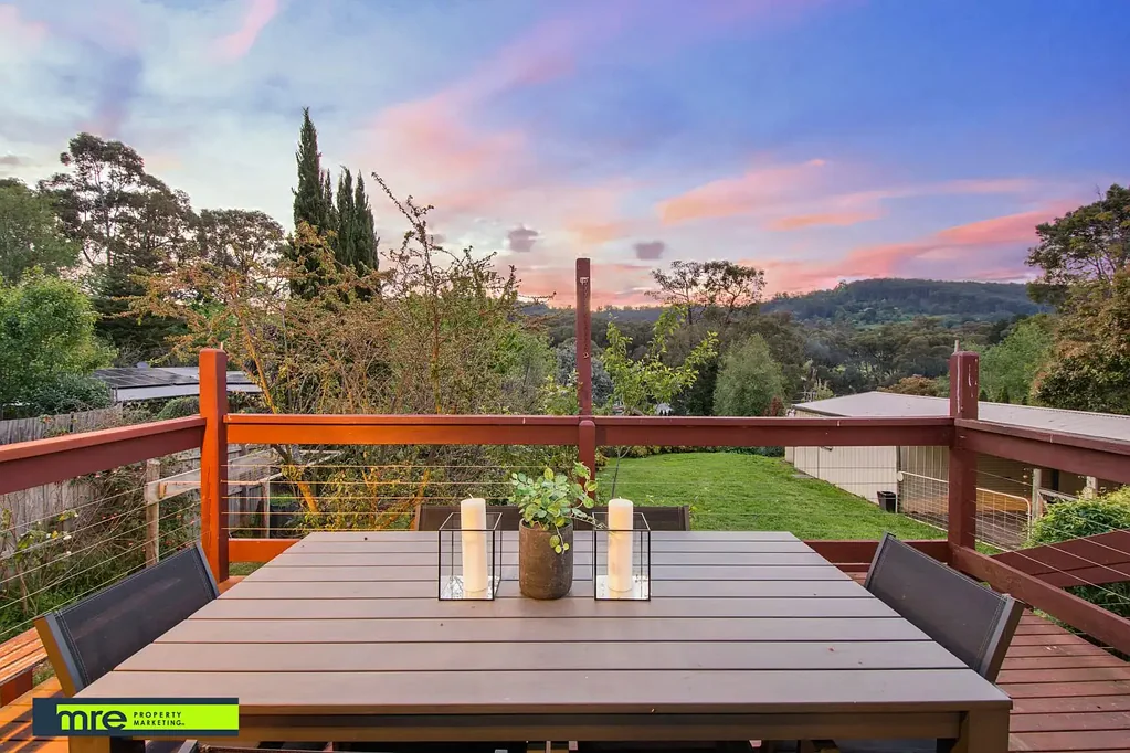 Monbulk 4房 镇上最佳街道 现代家庭住宅 独立起居区 漂亮露台 绝美后院 山景 双车位车棚 双车位车库 巨大后院 开发潜力 Modern family home on 1/2 acre