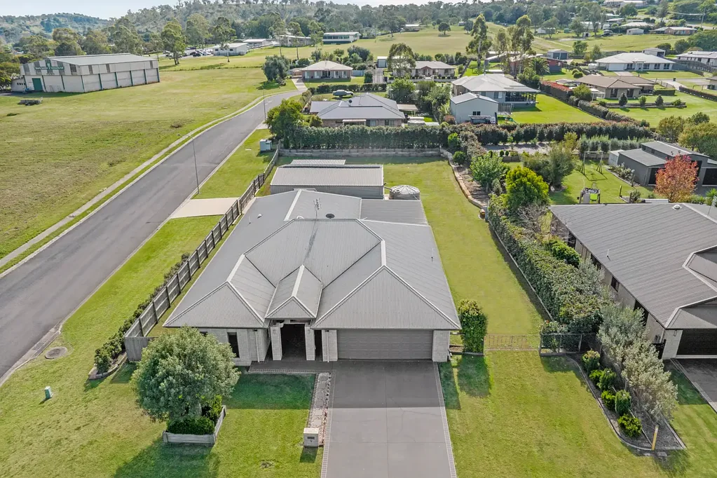 Gowrie Junction 4房  Expansive 40-Square Family Home with Huge 9x12m Shed