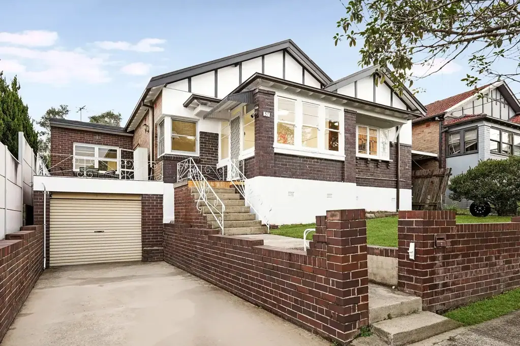 Hurstville 3બેડરૂમ Full Brick Family Home in Heart of Hurstville