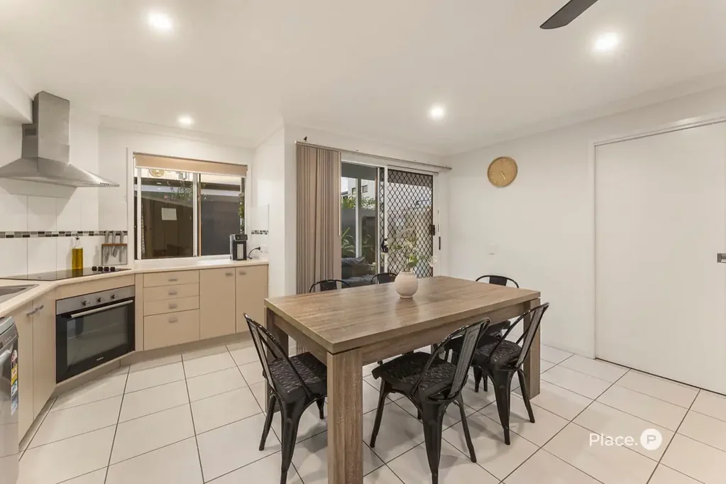 Burpengary 3房 精品综合楼 28套宁静 全新地毯粉刷 现代射灯 三卧两卫 私人露台 随时可住 高速公路近 便利购物 Coming Home Never Felt So Good...