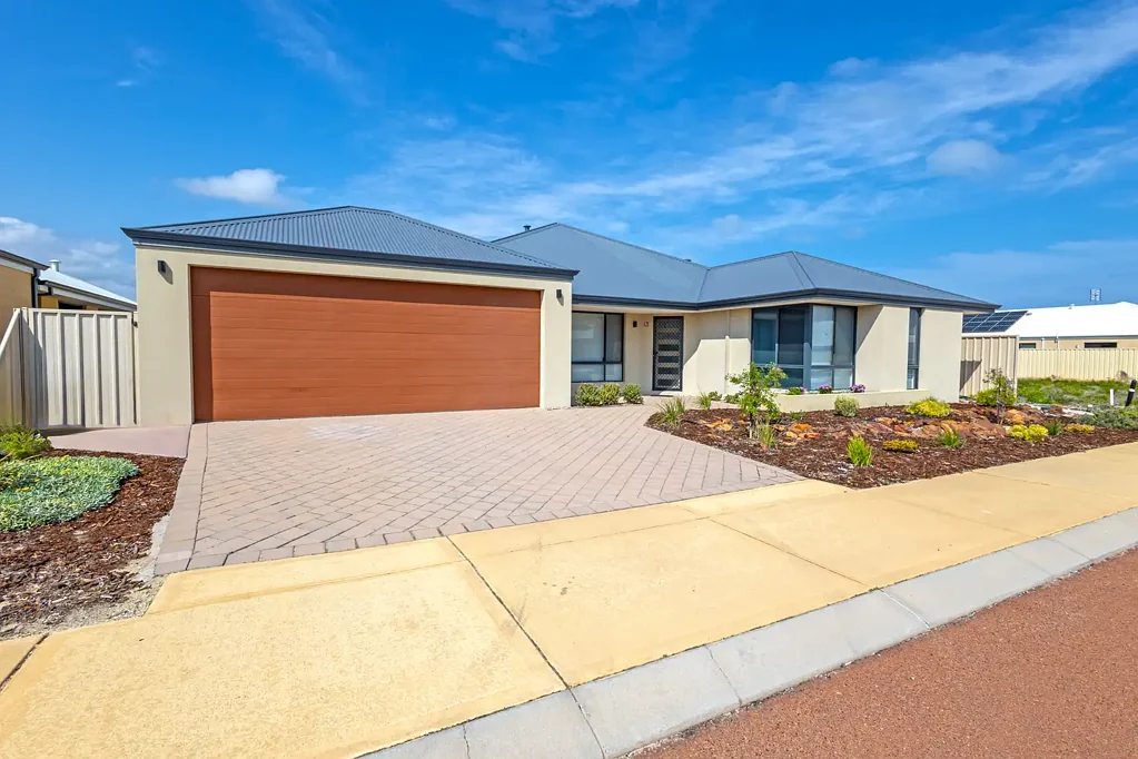 Jurien Bay 4房  500m to the Beach - Spacious Multiple Living Areas, Move Straight In!