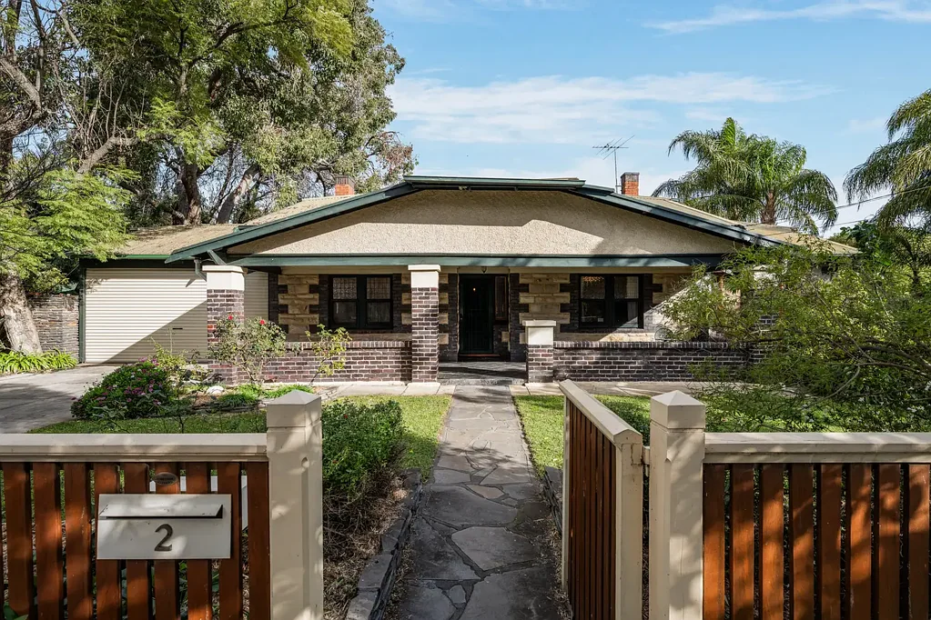 Everard Park 4房  A Character Bungalow Rich in Charm & Possibility.