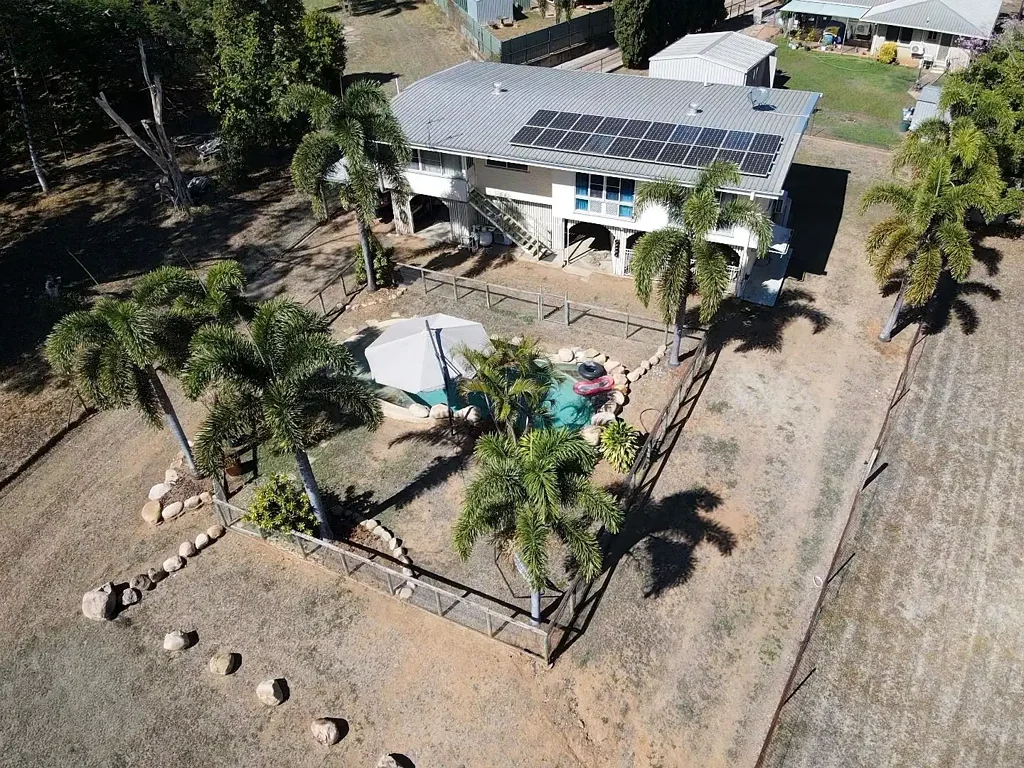 Queenton 4غرفة نوم Private Family Oasis on 1,855m² – Spacious High-Set Home with Pool & Powered Shed