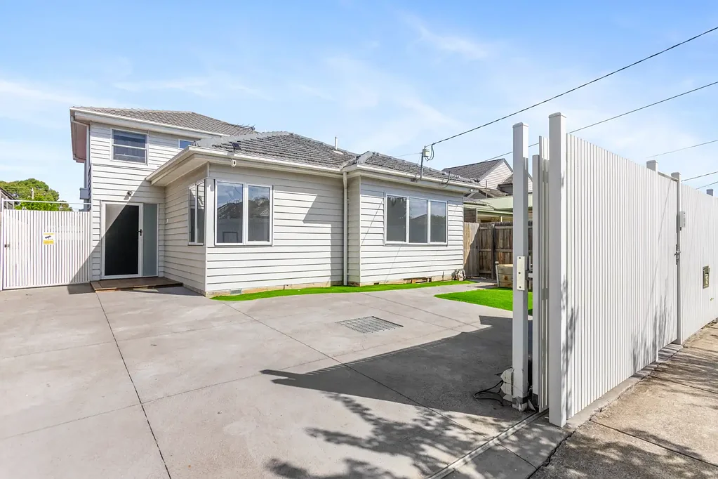 Fully Furnished 5-Bedroom Family Retreat with Spa - Prestige Living in the Heart of West Footscray