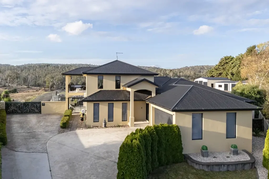 Hadspen 4房  Riverside Lifestyle Retreat | 4 Bedrooms | 2 Bathrooms | 8-Car Garage | Pool | Extensive Shedding
