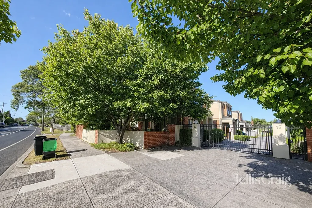 Fully Furnished Townhouse in Prime Ivanhoe Location