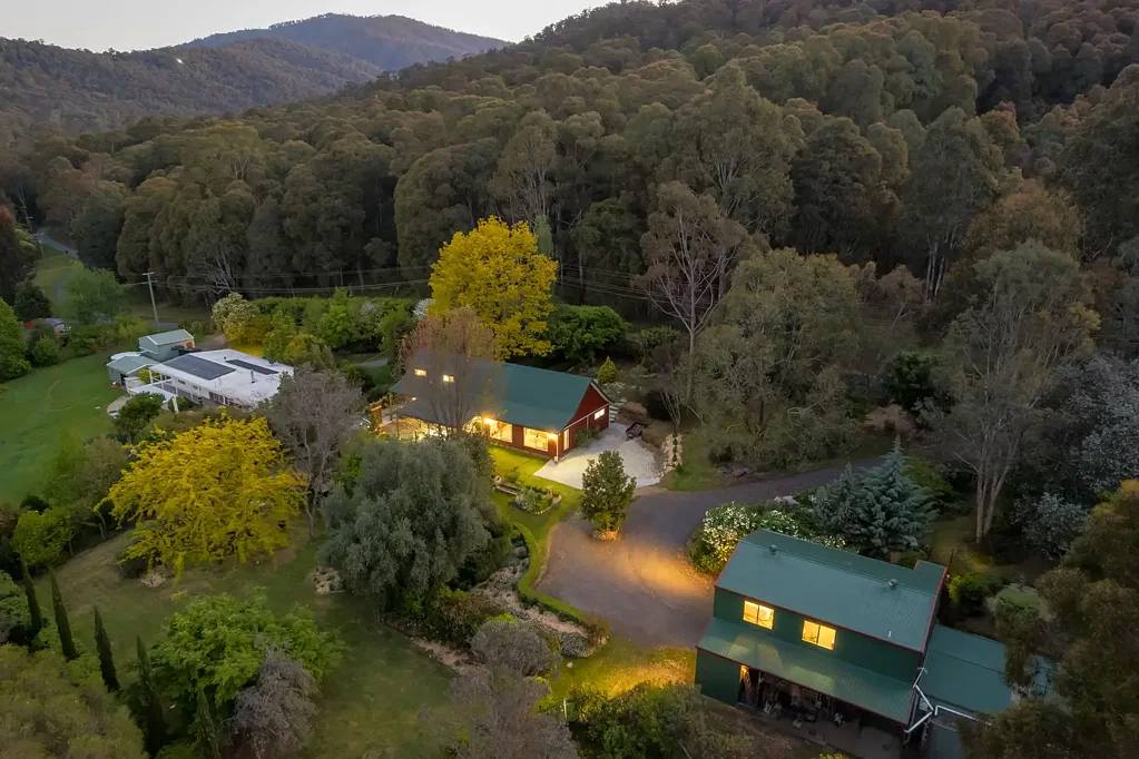 Tawonga South 4 Bedroom Country Escape with Stunning Gardens & Mt. Bogong Backdrop