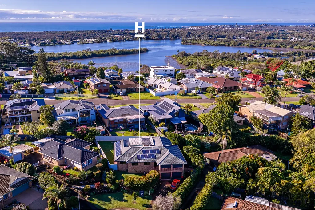 Banora Point 4房  Elevated Family Home with Sun drenched Pool and District Views