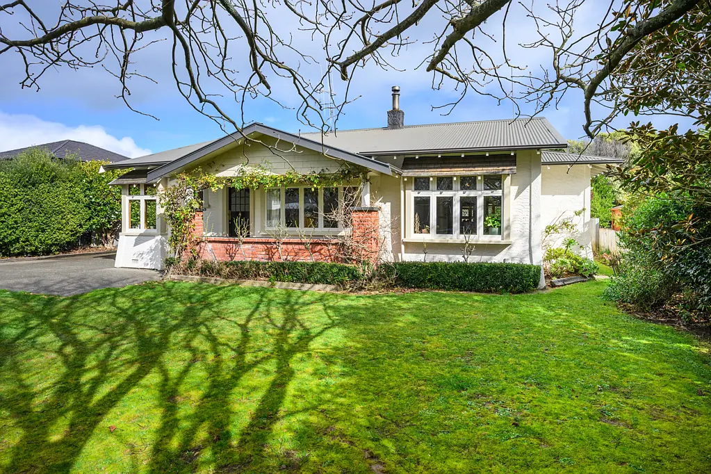Palmerston North Central 4Zimmer Family Character Home on a Supersized Section